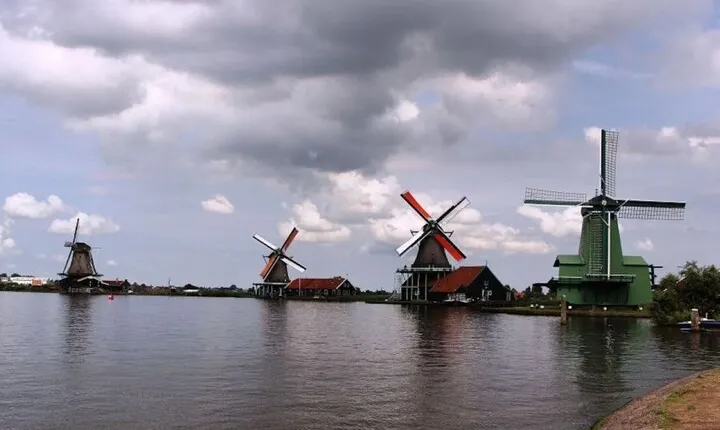 Private Sightseeing Tour to Windmills Cheese Farm and Volendam
