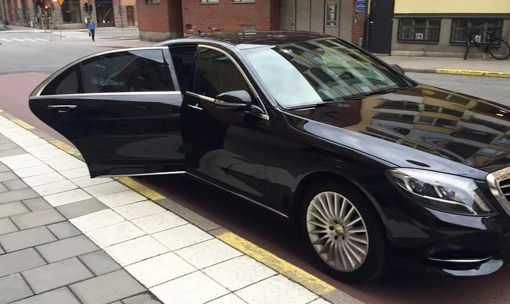 Private Arrival Transfer - YYZ Airport to Toronto Downton Hotel & Accommodations
