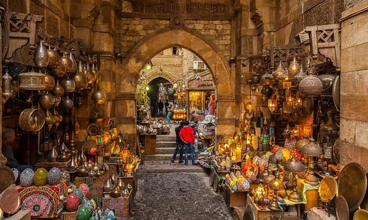 Private Tour To Pyramids, Sphinx, Egyptian Museum and Bazaar including Lunch