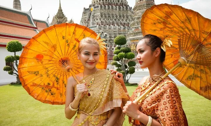 Thai Costume Photo Tour at Wat Arun Bangkok from Bangkok