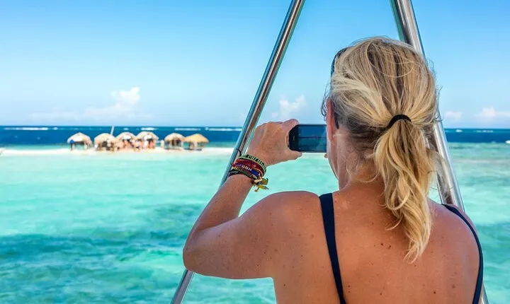 Experience Cayo Arena with Snorkeling and Lunch Buffet