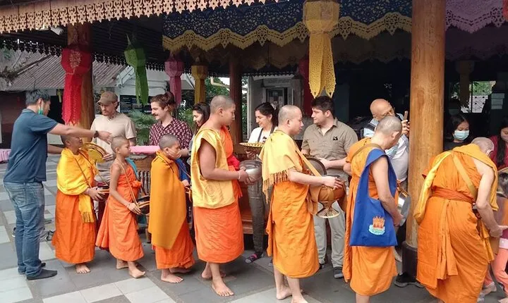 Chiang Mai Tour in Doi Suthep Temple with Wat Pha Lat Hike 