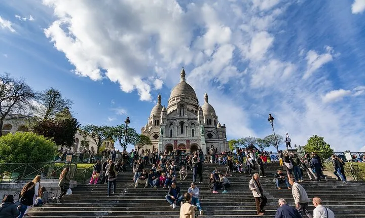 Montmartre guided walking tour with local guide in small group