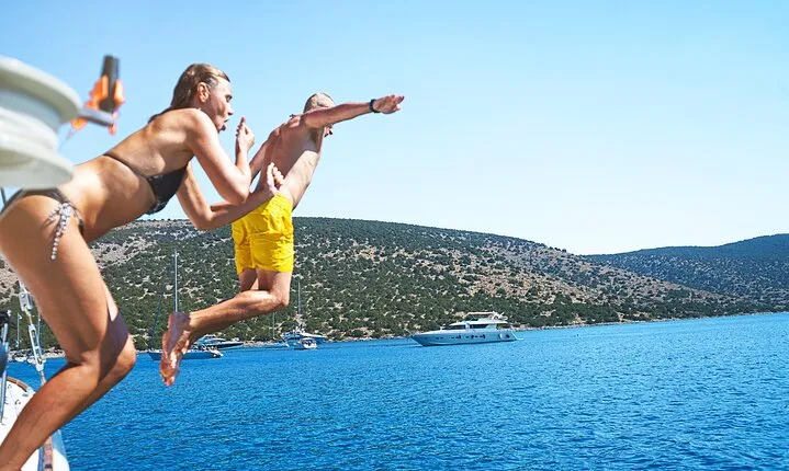 Tour Cruise with DJ and Parage for Swimming
