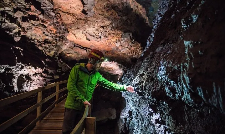 Silver Circle Tour: Lava Cave and Waterfalls Small-Group Day Tour