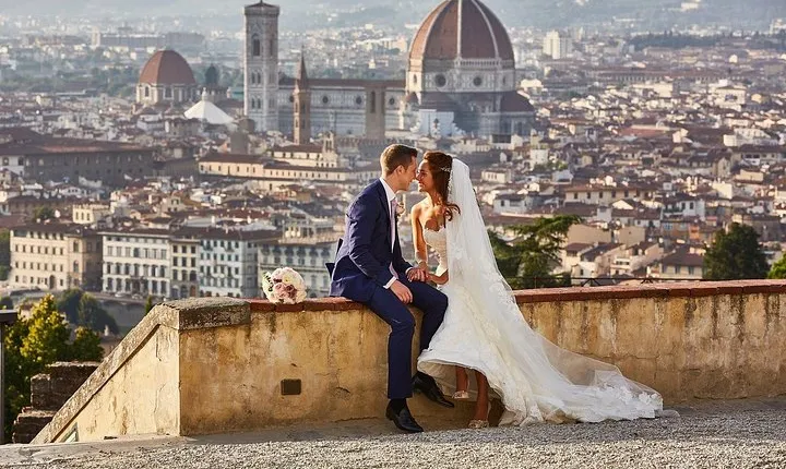 Honeymooners Florence Tour with Professional Photographer and Driver