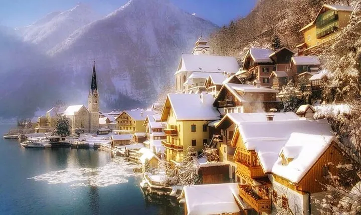 Private Christmas Time Tour from Vienna to Hallstatt and Salzburg Market