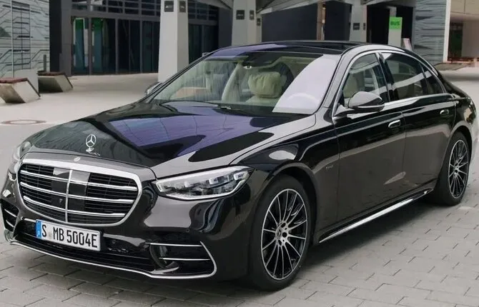 Private Arrival Transfer: Gatwick Airport to Central London in a Luxury Car
