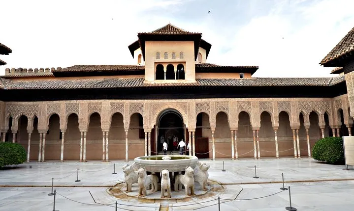 Alhambra: Small Group Tour with Local Guide & Admission