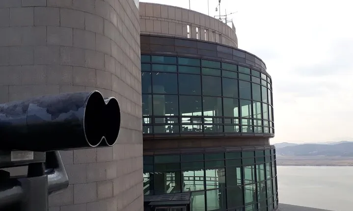 Glimpse into North Korea in 4 hours' layover tour