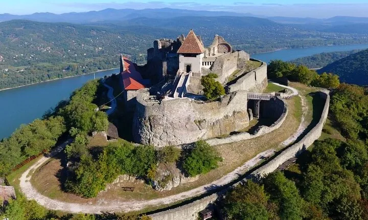 Scenic Danube River bend hills & the Art Town: Private Car Tour