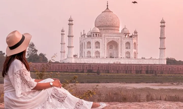 From Delhi: 2-Day Taj Mahal Sunrise Tour with Fatehpur Sikri