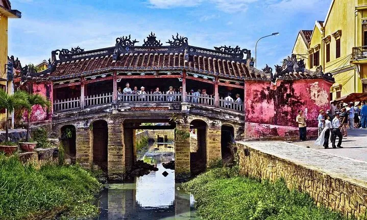 Hoi An Ancient Town Walking & Lantern Boat Tour with Local Food