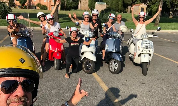 English: Vespa Tour Rome- Experience like a Roman