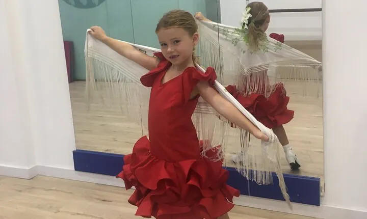45 minutes flamenco dance class for family in Málaga