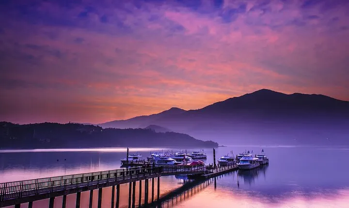 Private 9-Hour Sun Moon Lake Leisure Tour from Taichung (台中)!