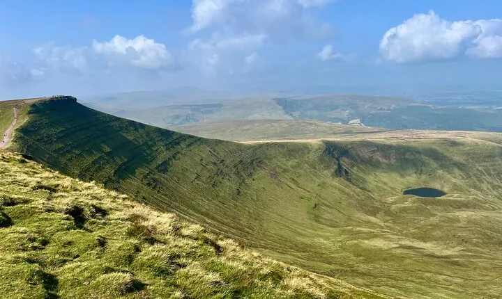 Cardiff: Waterfalls, Mountains & Castles Day Tour