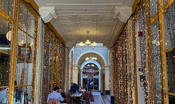 Game DE Piste in Paris Under Covered Passages