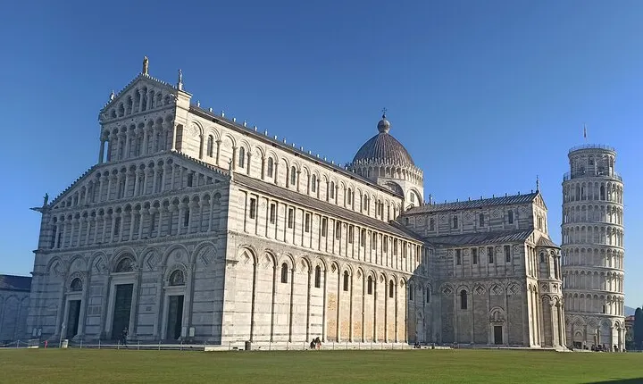 PRIVATE TOUR: Pisa & Lucca with Lunch and wine tastings in the Farm