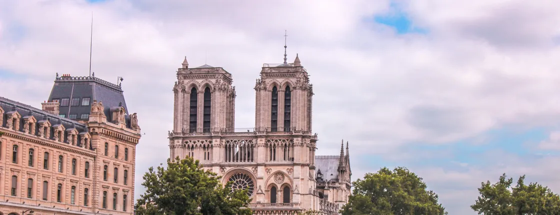 Romantic Paris exploration game and tour