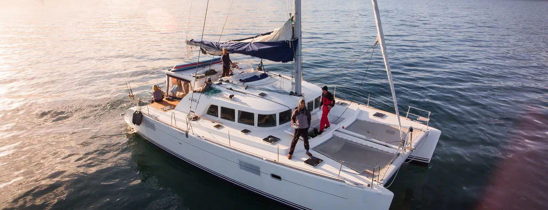 Midnight sun sailing experience in Tromso