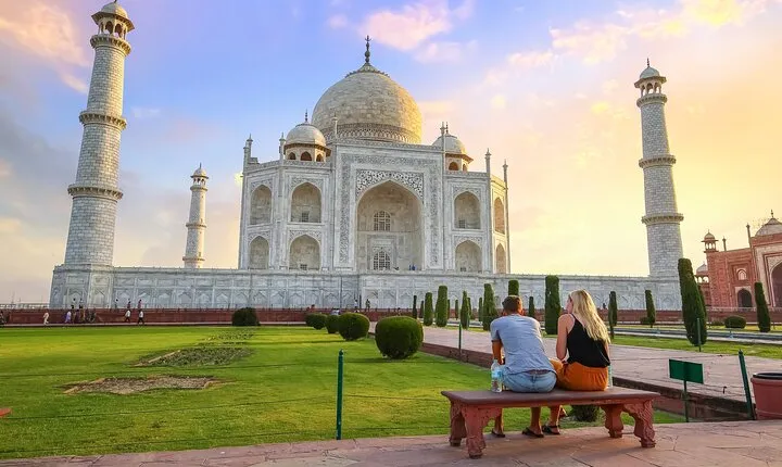 Delhi to Agra and Taj Mahal Private Day Trip by Express Train with Lunch