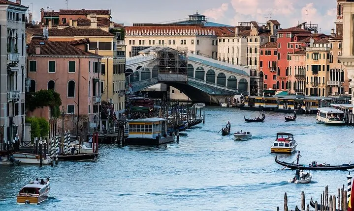 Private Full Day Tour from Milan to Venice with local tour guide and fast train