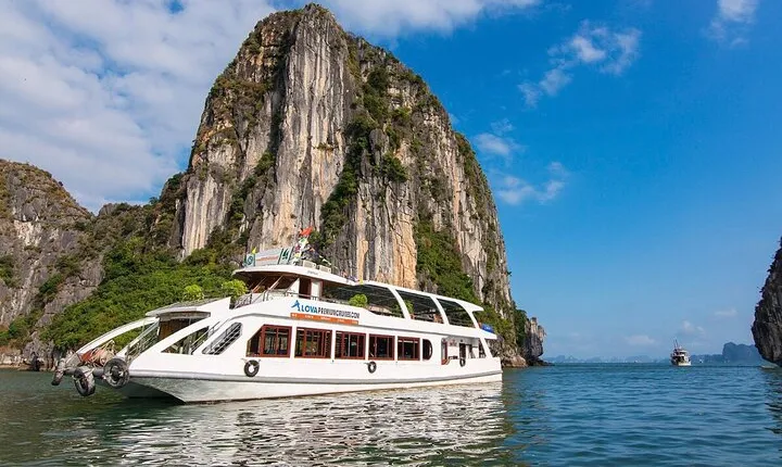 From Hanoi: Alova Premium Day Cruise, Transfer, Lunch and Kayak