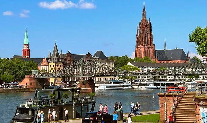 Discover the Heart of Frankfurt - City Tour in German