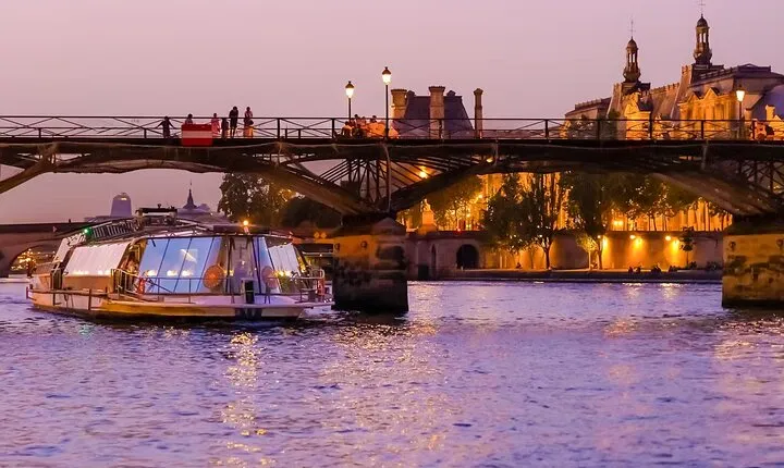 1 Hour Paris Illuminated Evening Sightseeing Cruise