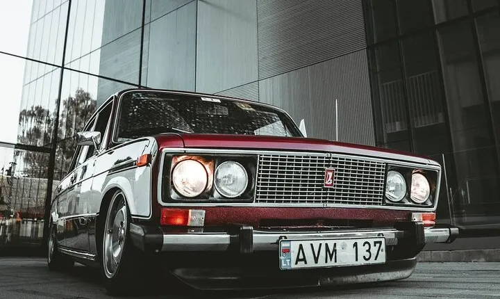 2-Hour London Private Guided Tour via Classic Low Rider Lada