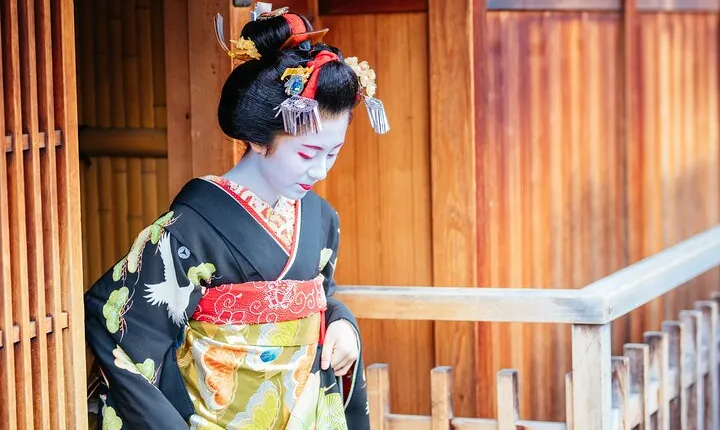 1 Hour Geisha Show & Kitano Tenmangu Shrine with Geisha in Kyoto