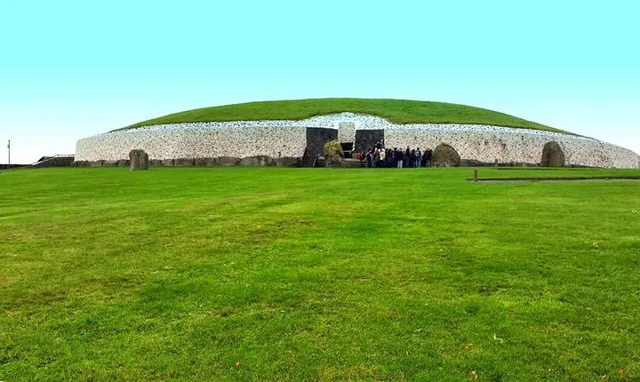  Day Trip from Dublin : New Grange , Knowth, Trim Castle and the Hill of Tara