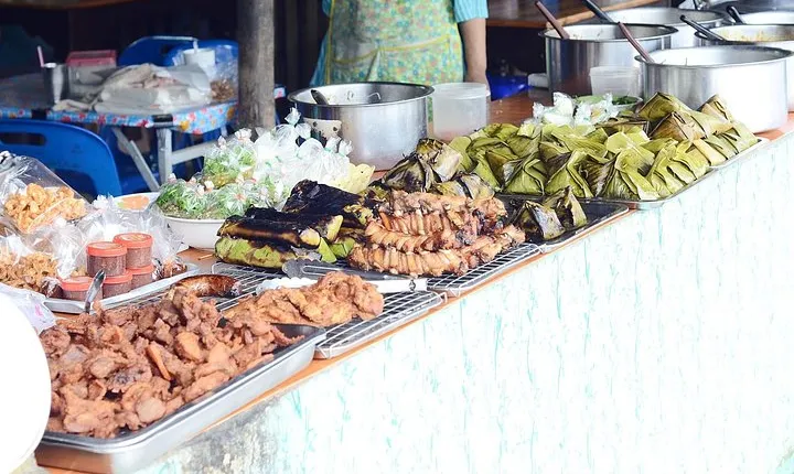 Good Morning Chiangmai. Visit morning market-Try street food-Visit unique Temple