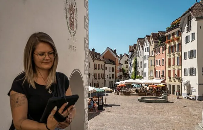 E-guide audio city tour through the old town of Chur with tablet
