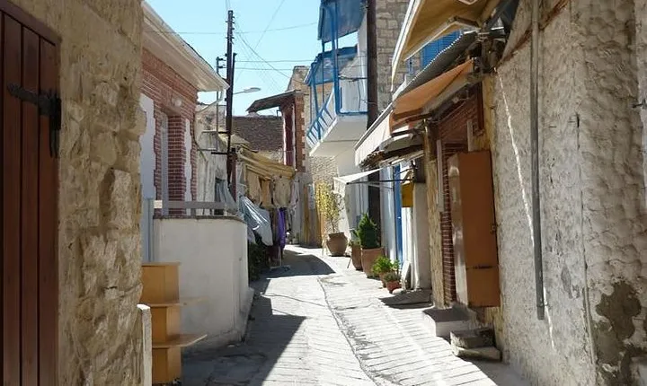 Walk in Omodos alleys & around Kelephos medieval Venetian bridge