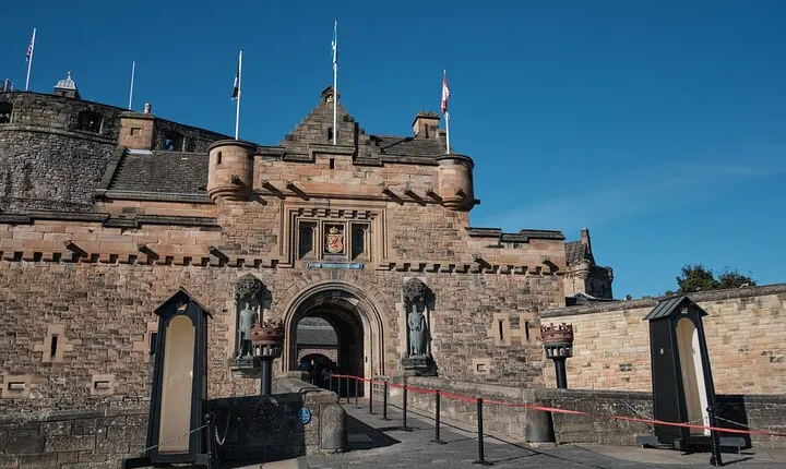 Edinburgh Castle Guided Walking Tour & Holyrood Palace Ticket