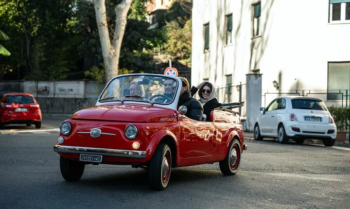 Classic Elegance: Vintage Fiat 500 Cabriolet Rome Tour
