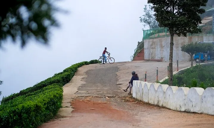 Cycling to Lipton Seat from Haputale