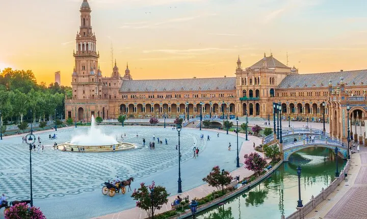 Private day trip from Malaga to Seville, local friendly driver