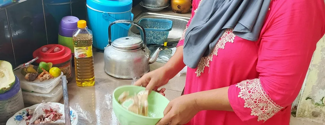 Food and culture tour with a local family in Praya
