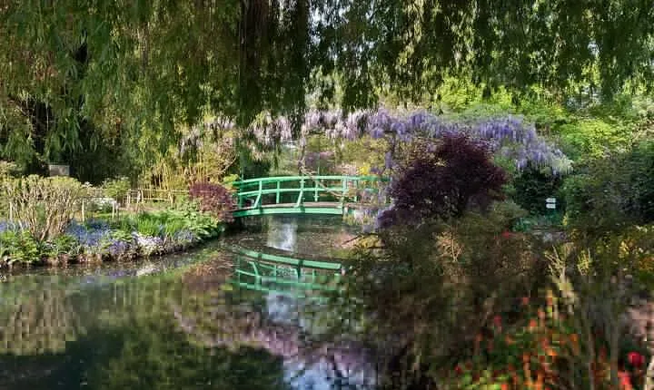 Giverny, Louvre and Wine Tasting with Private Pick Up and Drop