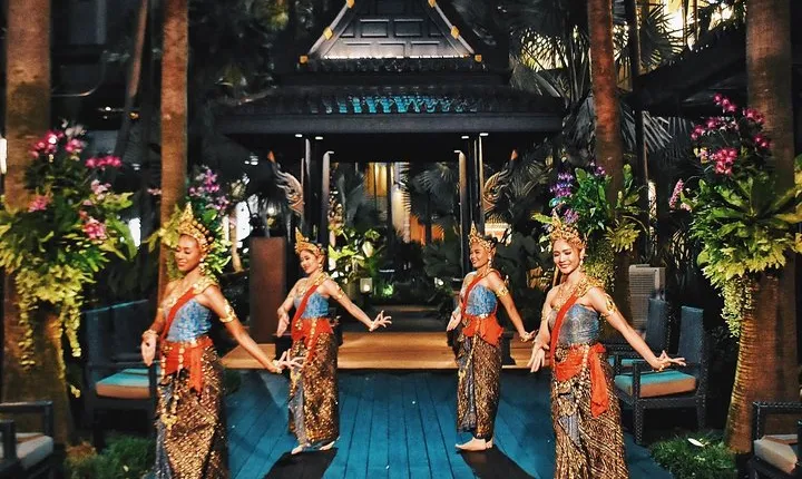 Shangri-La Hotel's Salathip Thai Restaurant Experience