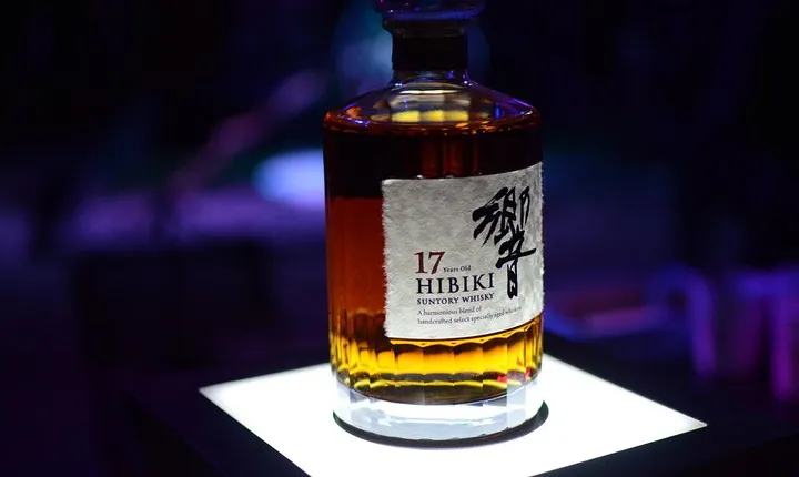 Japanese Whisky Tasting Experience at Local Bar in Tokyo