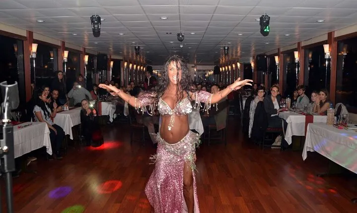 Private Cairo Dinner Cruise With Belly Dancer Show
