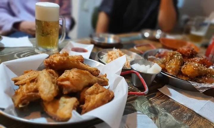Seoul: Korean Chicken & Beer Night Tour with Local Hidden Gems