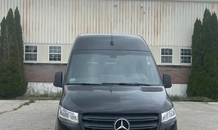 LGA/Manhattan Airport Transfer in Luxury Van-One Way Transfer.