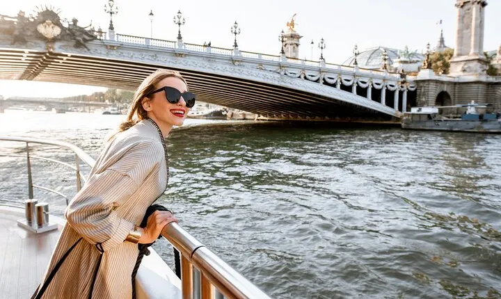 Walking Tour of Paris Old Town and Seine River Cruise 