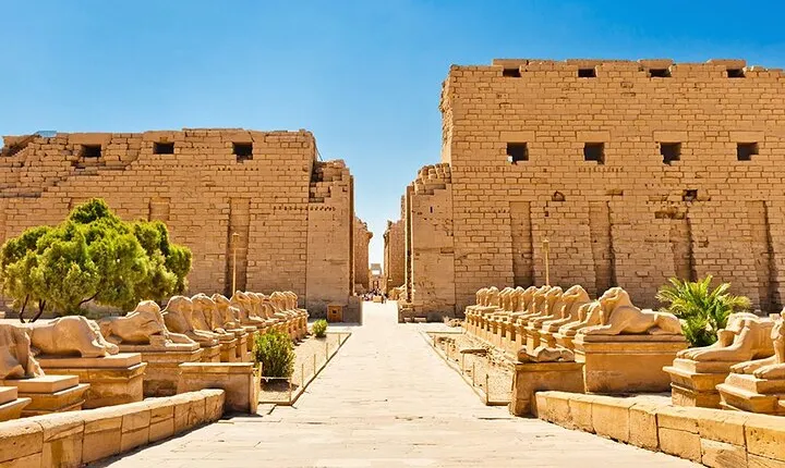 Discover Luxor's Secrets on a Horse Carriage Ride