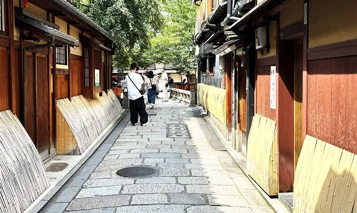 Kyoto: Yasaka Shrine, Gion & Nishiki Market Walking Tour